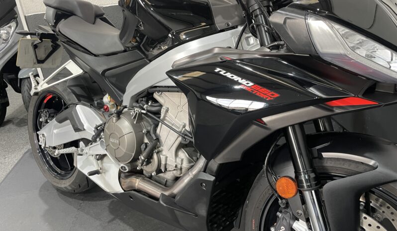 Aprilia Tuono 660 full